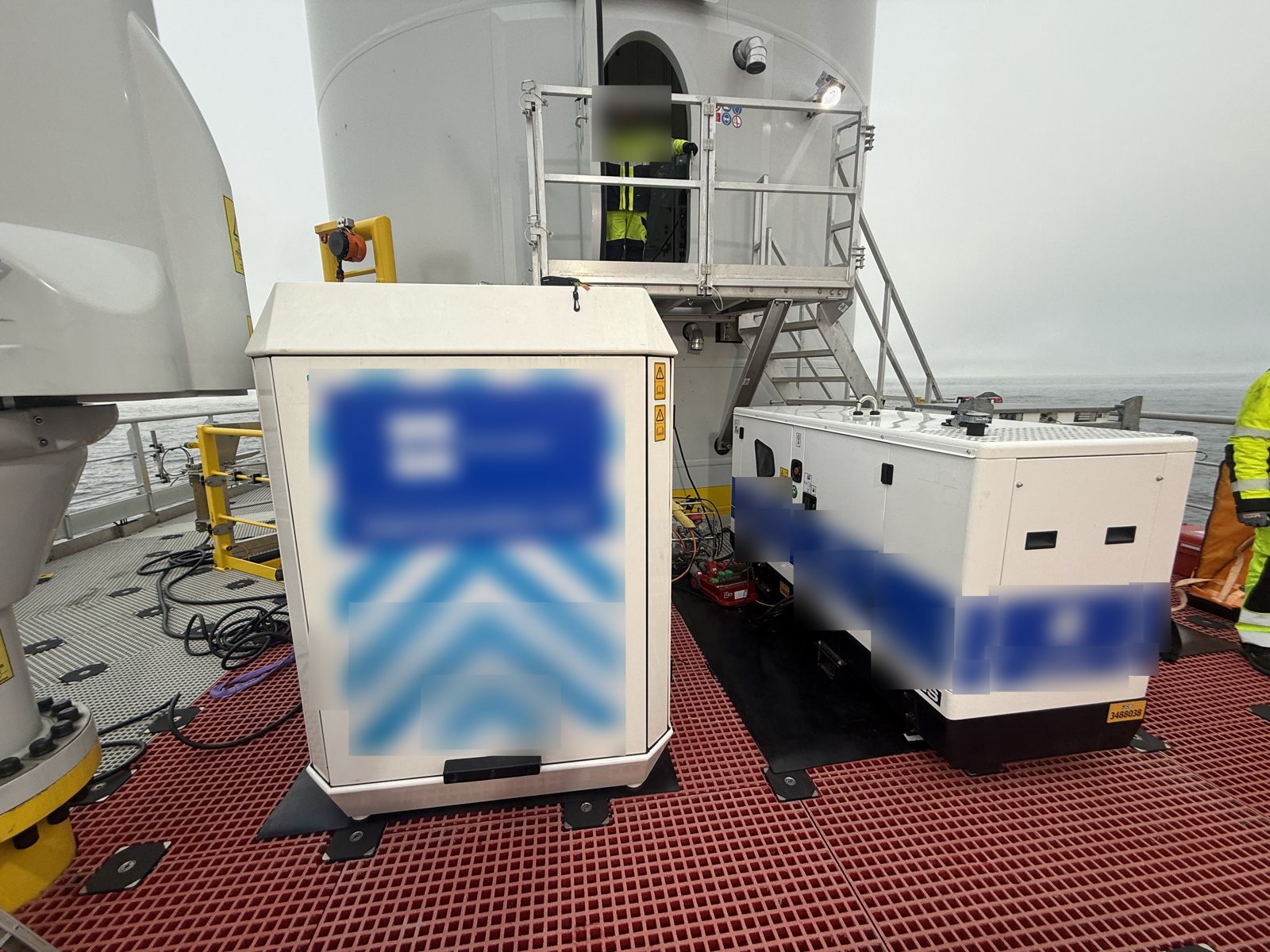 Generator and hybrid powerpack at a turbine tower base